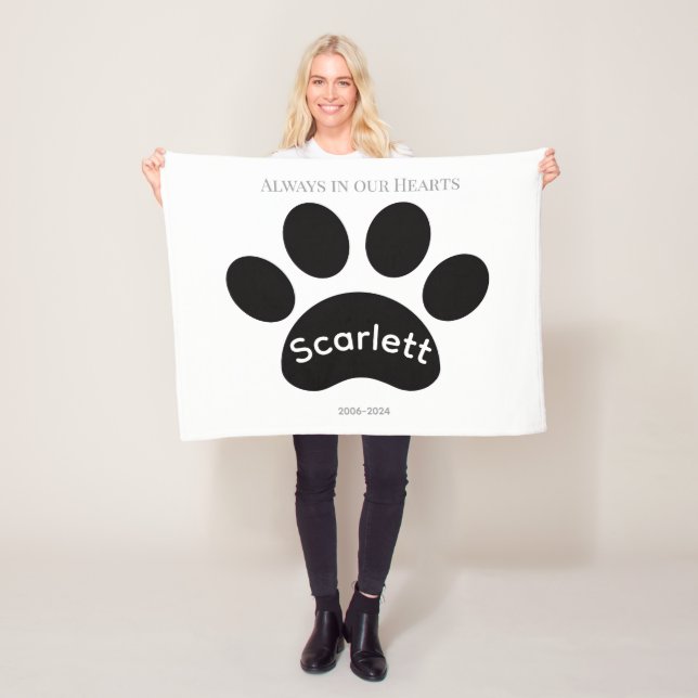 Manta Polar Timeless Black & White Paw Print Tribute (In situ)