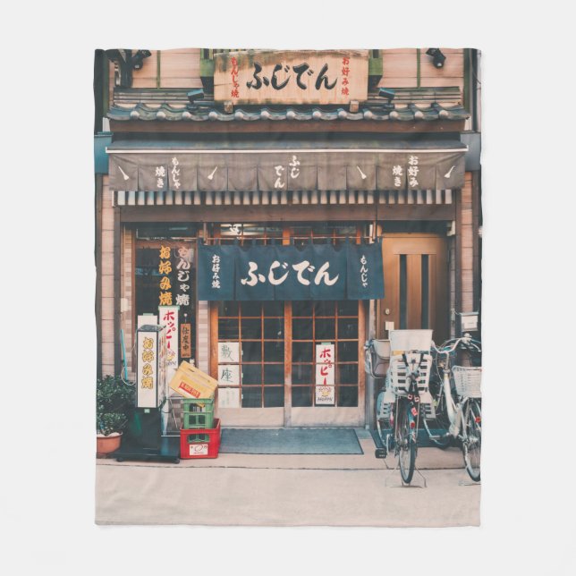 MANTA POLAR TRES BICICLETAS ESTACIONADAS FRENTE AL EDIFICIO (Anverso)