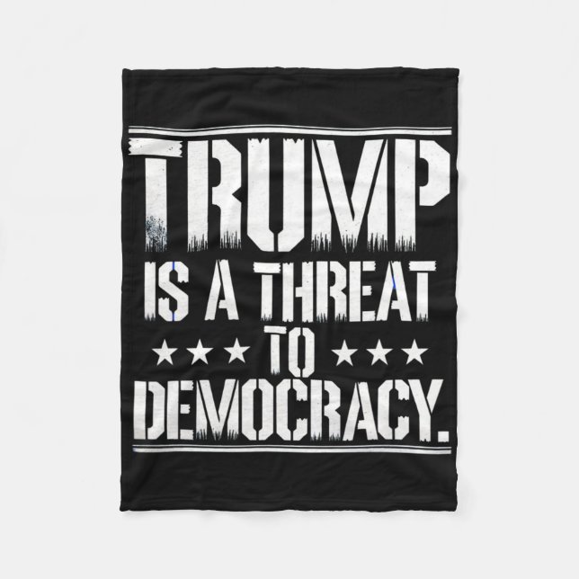 Manta Polar Trump Es Una Amenaza Para La Democracia  (Anverso)