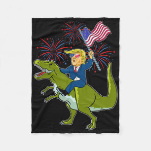 Manta Polar Trump montando un dinosaurio Trex patriótico 4 de 