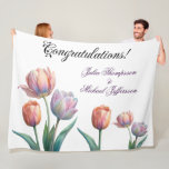 Manta Polar Tulipano romántico y poético pastel acuarela<br><div class="desc">Esta obra de arte exhibe dos exquisitos tulipanes en tonos suaves y pastel, capturando con gusto sus pétalos delicados y sus elegantes tallos. Las flores se representan en una paleta de ensueño de rosa pálido, púrpura suave, verduras claras y sutiles toques de azul. La traslúcida calidad de los pétalos, combinada...</div>