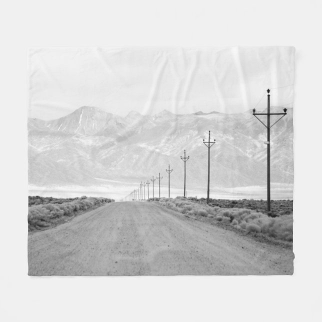 Manta Polar Un camino solitario y montañas de las líneas (Frente (Horizontal))