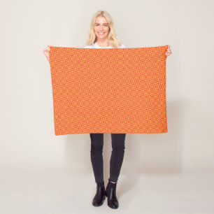 Manta Polar un fondo naranja y amarillo con cuadrados pequeños
