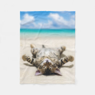 Manta Polar Un gato tomando el sol en la playa