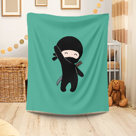 Manta Polar Un pequeño Ninja feliz sobre el verde oscuro