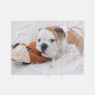 Manta Polar Un perrito inglés del bulldog que juega con un