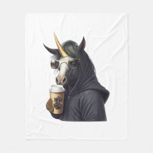 Manta Polar Un unicornio con capucha bebe un café.