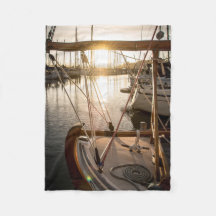 Velero Náutico Y Puesta De Sol En Marina
