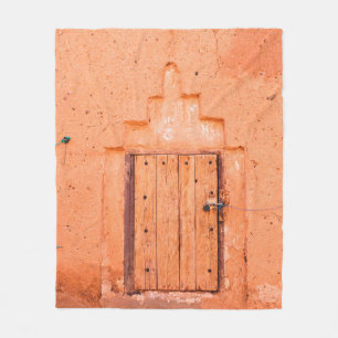 Manta Polar Ventana de madera cerrada en casa marroquí tradici