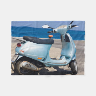 Manta Polar Vespa en la playa el   Ephesus, Turquía