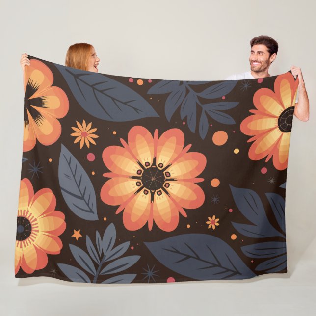 Manta Polar Vibrante patrón floral Naranja sobre fondo oscuro (In situ)