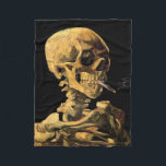 Manta Polar Vincent Van Gogh - Calavera Con Cigarrillo Quemado<br><div class="desc">Este aceite sobre lienzo de 1885 fue pintado mientras que Van Gogh era estudiante de la Academia Royale des Beaux-Arts de Amberes, Bélgica, y demuestra su extraordinaria habilidad con la luz y la sombra y la figura humana. Un gran regalo para los anti-fumadores o para alguien que quiere dejar de...</div>
