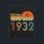 Manta Polar Vintage 1932 90th Birthday Gift Hombres Mujeres 90<br><div class="desc">Vintage 1932 90th Birthday Gift Hombres Mujeres 90 Years Old Gift. Regalo perfecto para tu padre, mamá, papá, hombres, mujeres, amigos y familiares en el Día de Acción de Gracias, Día del Navidad, Día de la Madre, Día del Padre, 4 de julio de 1776 Día independiente, Día de los Veteranos,...</div>