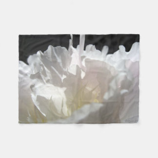 Manta Polar White Peony Petals Silhouette