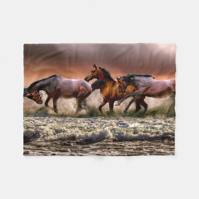 Manta Polar Wild Horses Playing in the Sea print (Frente (Horizontal))