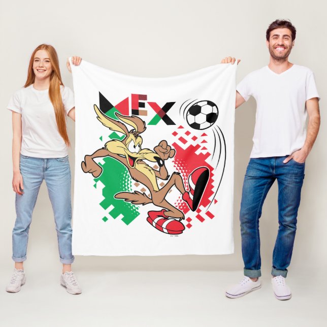 Manta Polar WILE E. COYOTE™ Team Mexico Soccer Graphic (In situ)