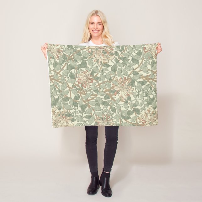 Manta Polar William Morris Honeysuckle Green Floral (In situ)