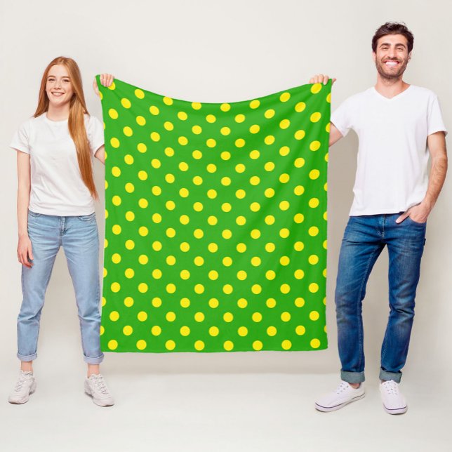 Manta Polar Yellow On Green Polka Dots Pattern Design  (Subido por el creador)