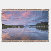 Reflexiones sobre el cielo oscuro en Loch Carron