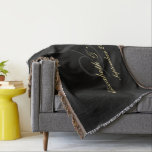 Manta Regalo de Boda de personalizado de recién casada p<br><div class="desc">Personalizado, personalizado, elegante, elegante, moderno, negro, falsa tipografía dorada / guión / letra, boda / aniversario, lujoso, todo el año tejido manta de lanzamiento. Simplemente teclee el monograma / inicial, los nombres de la novia y del novio o de la esposa y marido, y la fecha del boda, al personalizar....</div>
