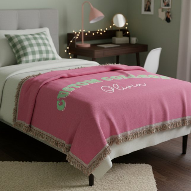 Manta Retro Negrita Personalizado Nombre de la Escuela (Stay cozy in your college dorm with this Pink Retro Bold Custom College Name Blanket!)