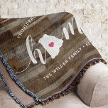 Manta Rhode Island Hogar Estado Personalizado Madera<br><div class="desc">Muestra algo de orgullo en el estado de casa con esta linda y rústica manta de tiros de madera en imitación de "casa" con letras en letras de caligrafía blanca con un mapa de silueta del estado de Rhode Island esperando la letra "O". Un ilustracion de corazón rosa dentro del...</div>