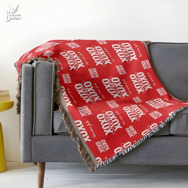 Manta Romantic Red XOXO Love Never Fails Valentines (Couples XOXO Valentine woven blanket with customizable Scripture. Ideal gift for romantics.)