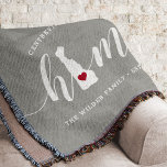 Manta Rústica personalizada del estado de origen de Dela<br><div class="desc">Muestra algo de orgullo en el estado de casa con esta linda y rústica manta de tiros grises que muestra "casa" con letras de caligrafía blanca con un mapa de siluetas del estado de Delaware respaldando la letra "O". Un ilustracion de corazón rojo dentro del mapa de estado completa el...</div>