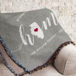 Manta Rústica personalizada del estado de origen de Illi<br><div class="desc">Muestra algo de orgullo en el estado de casa con esta linda manta rústica de tiros grises que muestra "casa" con letras de caligrafía blanca con un mapa de siluetas del estado de Illinois parado por la letra "O". Un ilustracion de corazón rosa dentro del mapa de estado completa el...</div>
