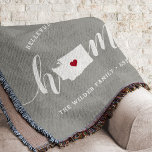 Manta Rústica personalizada del estado de Washington Hom<br><div class="desc">Muestra algo de orgullo en el estado de casa con esta linda y rústica manta de tiros grises que muestra "casa" con letras de caligrafía blanca con un mapa de siluetas del estado de Washington parado en la letra "O". Un ilustracion de corazón rojo dentro del mapa de estado completa...</div>