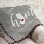 Manta Rústico personalizado del estado de Nueva Jersey<br><div class="desc">Muestra algo de orgullo en el estado de casa con esta linda manta rústica de tiros grises que muestra "casa" con letras de caligrafía blanca con un mapa de siluetas del estado de Nueva Jersey parado en la letra "O". Un ilustracion de corazón rojo dentro del mapa de estado completa...</div>