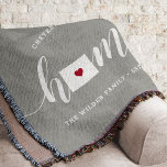 Manta Rústico personalizado del estado de origen Wyoming<br><div class="desc">Muestra algo de orgullo en el estado de casa con esta bonita y rústica manta de tiros grises que muestra "casa" con letras de caligrafía blanca con un mapa de siluetas del estado de Wyoming parado por la letra "O". Un ilustracion de corazón rojo dentro del mapa de estado completa...</div>