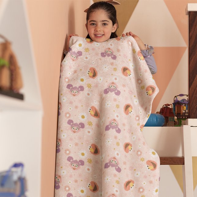 Manta Sherpa Abby Cadabby y Elmo | Patrón Bosque (Kid holding up blanket)