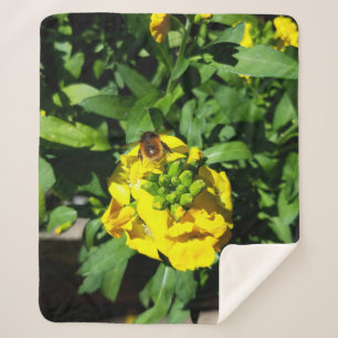 Manta Sherpa Abeja a las flores amarillas