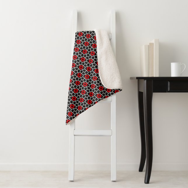 Manta Sherpa Amaranto Rojo en Soporte de Flores de Goth (In situ)