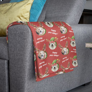 Manta Sherpa Antler Merry Christmas Red, un reno con dos perros