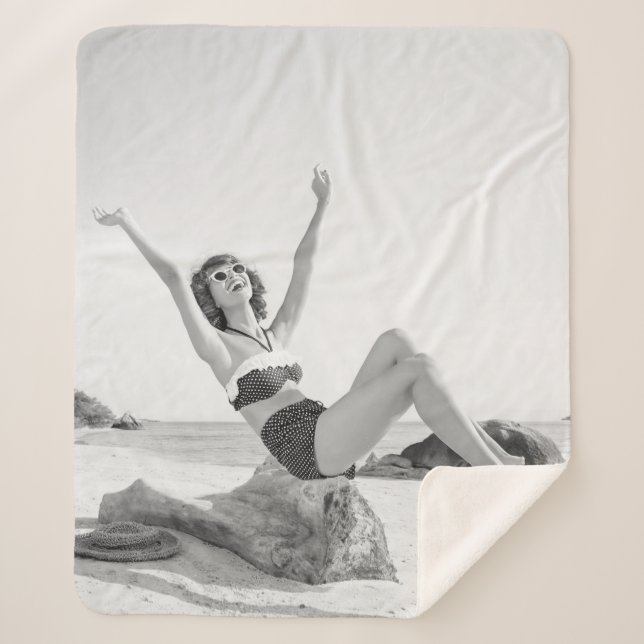 Manta Sherpa Atractiva joven en bikini en la playa (Anverso)