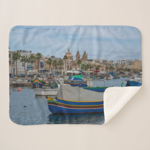 Manta Sherpa Barcos de pesca tradicionales y coloridos en Malta