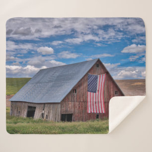 Manta Sherpa Barn con bandera estadounidense  Colfax, Washingto