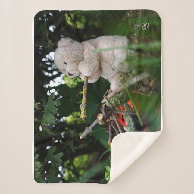 Manta Sherpa Beertje dat bij kampvuur zit. (Anverso)