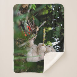 Manta Sherpa Beertje dat bij kampvuur zit. sherpa deken