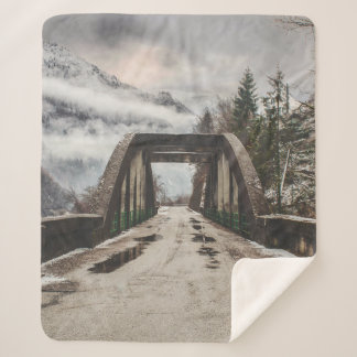 MANTA SHERPA BRIDE DE ARCHIVO DE CONCRETO GRIS JUNTO AL ÁRBOL D