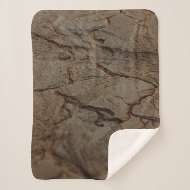 Manta Sherpa Brown and black wooden surface (Anverso)