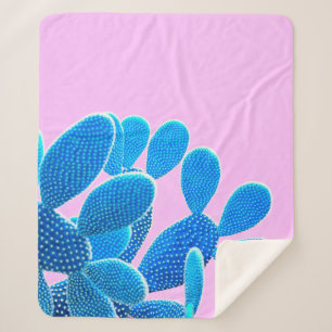 Manta Sherpa Cactus de color azul sobre fondo rosado. Moda, m