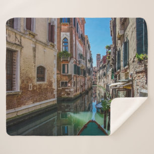 Manta Sherpa Calle estrecha con canal en Venecia