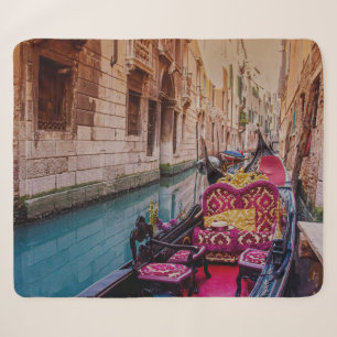 Manta Sherpa Canal con gondola tradicional en Venecia, Italia