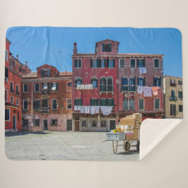 Manta Sherpa Carro con cajas en Venecia