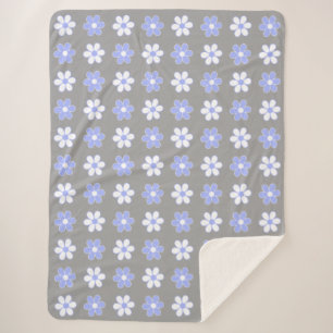 Manta Sherpa Cielo Azul y Flores Blancas sobre Gris Plateado