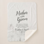 Manta Sherpa Cita de la madre del novio: Pinos congelados<br><div class="desc">Frosted Pines Rustic White Mountain Range Snowy Winter Design con Pinos Pintados a Mano, Fondo de Textura de Papel Acuático y Paleta de colores blanco gris y negro mutado. Perfecto para una boda de invierno, o alojamiento al aire libre Con fuentes modernas de escritura de cepillo de moda, y un...</div>
