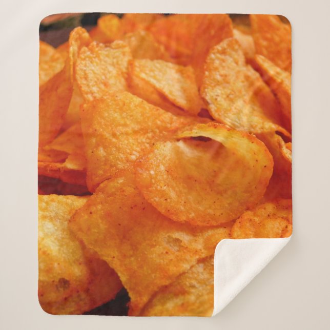 Manta Sherpa Close up of juicy, crispy, chips on black plate. (Anverso)